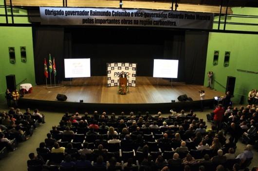 Governador presta contas de investimentos, firma convênios e anuncia repasses na região