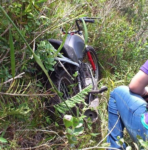 Polícia recupera motos furtadas e persegue homens em matagal 