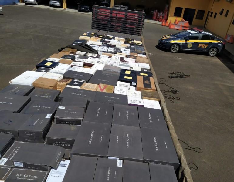 Caminhão de Treze de Maio é flagrado carregando 3,5 mil garrafas de vinhos importados irregularmente