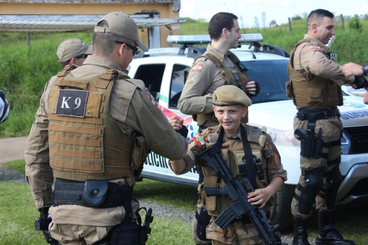 Fã da Polícia Militar, Luiz Felipe ganha surpresa em seu aniversário de 10 anos