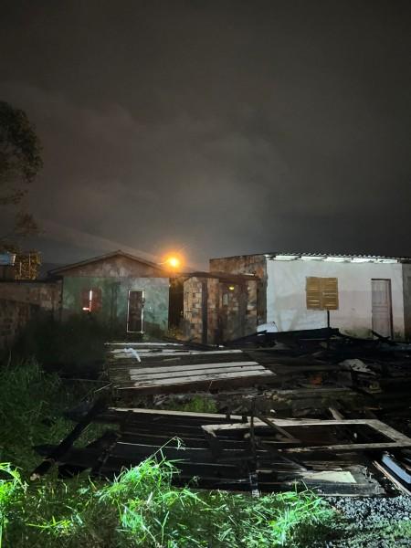 Criciúma: casa é destruída por incêndio no bairro Monte Castelo 