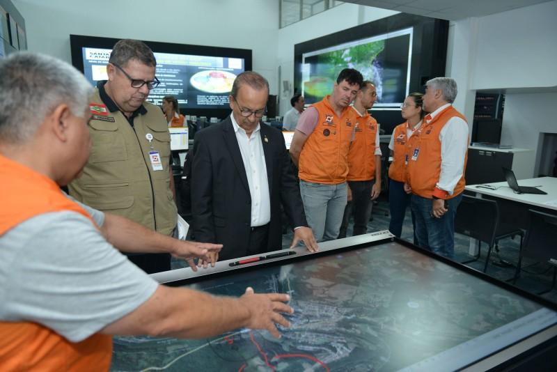 Governador de SC acompanha monitoramento da Defesa Civil diante da previsão de temporais intensos
