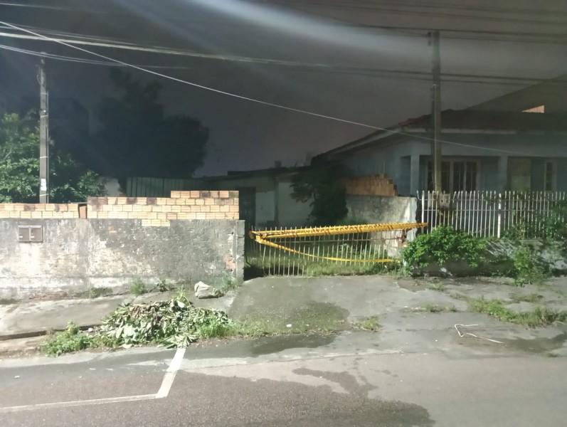 Casa abandonada é atingida por incêndio em Tubarão