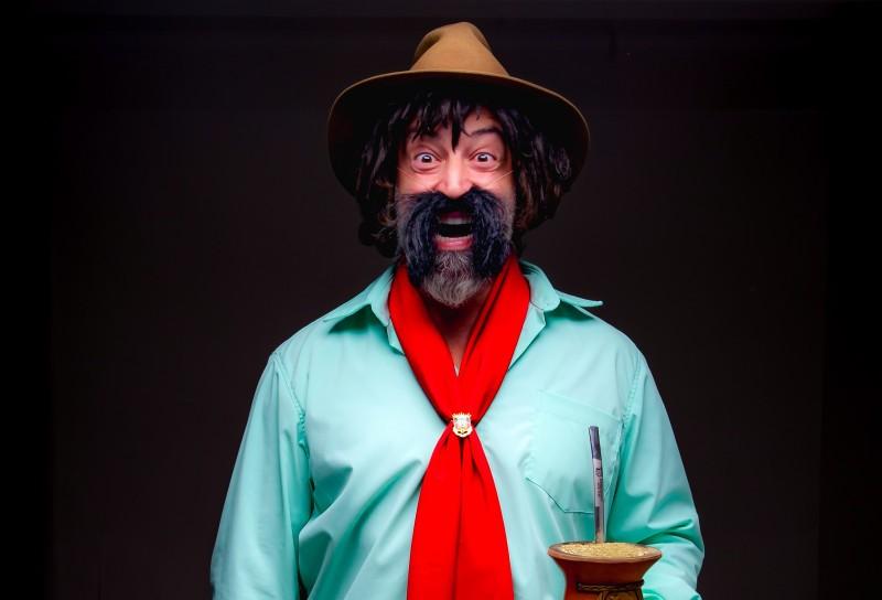 Cris Pereira apresenta novo show de stand-up no Teatro Elias Angeloni em Criciúma