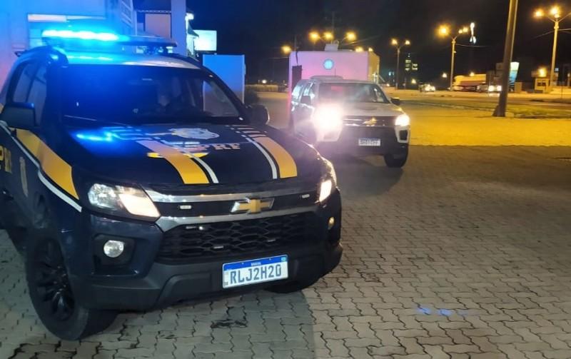 Vídeo: PRF escolta baleia que encalhou em São Franscisco do Sul para reabilitação em Florianópolis