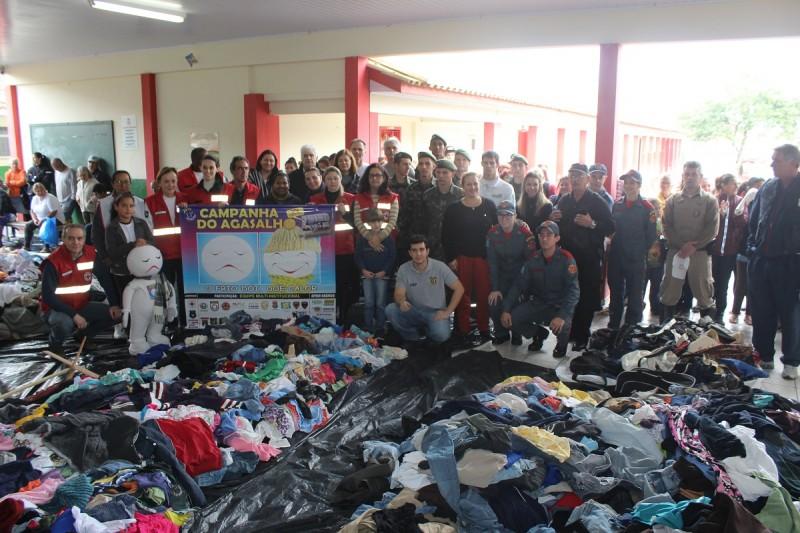 Equipe multi-institucional contempla 500 famílias com agasalhos no Rincão