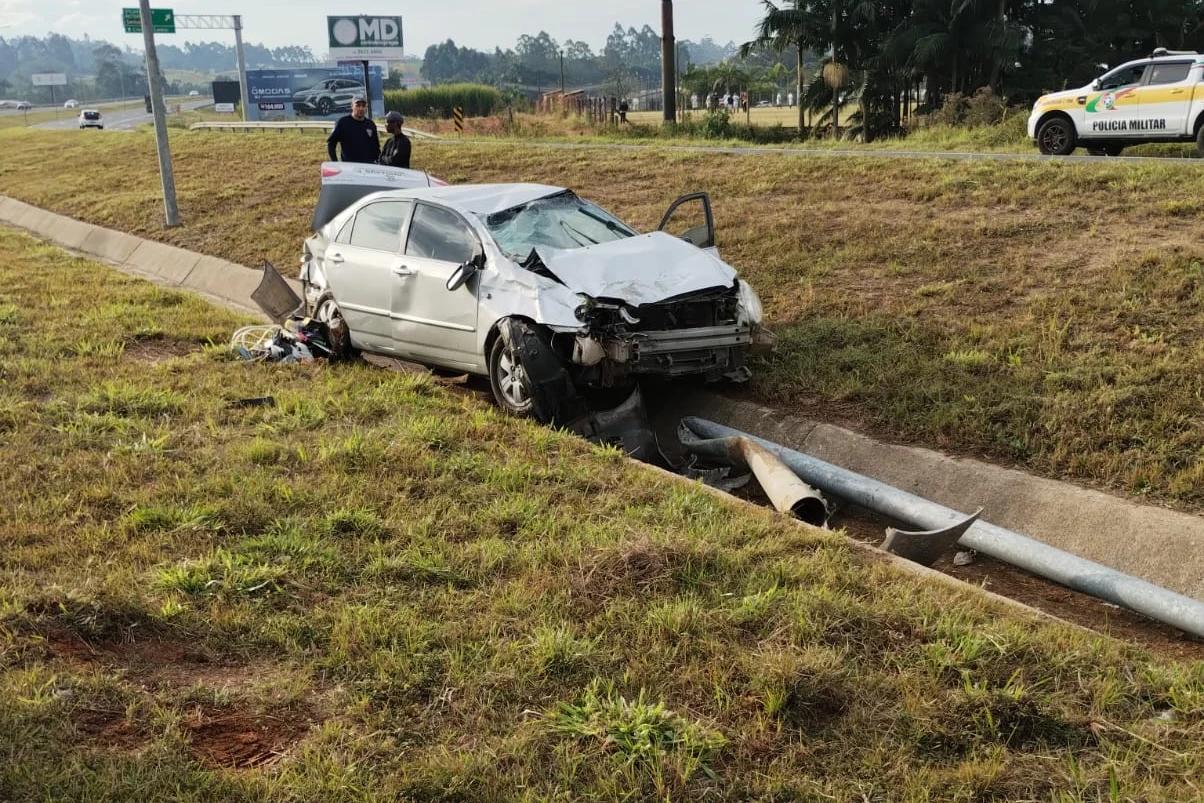 Veículo sai da pista na Via Rápida e mobiliza bombeiros e Samu