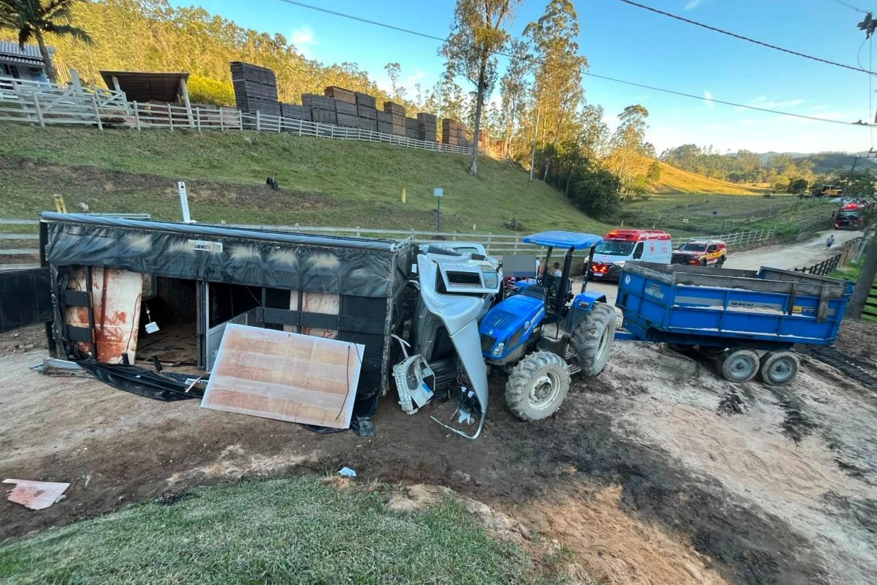 Motorista perde o controle da direção e colide caminhão contra trator estacionado