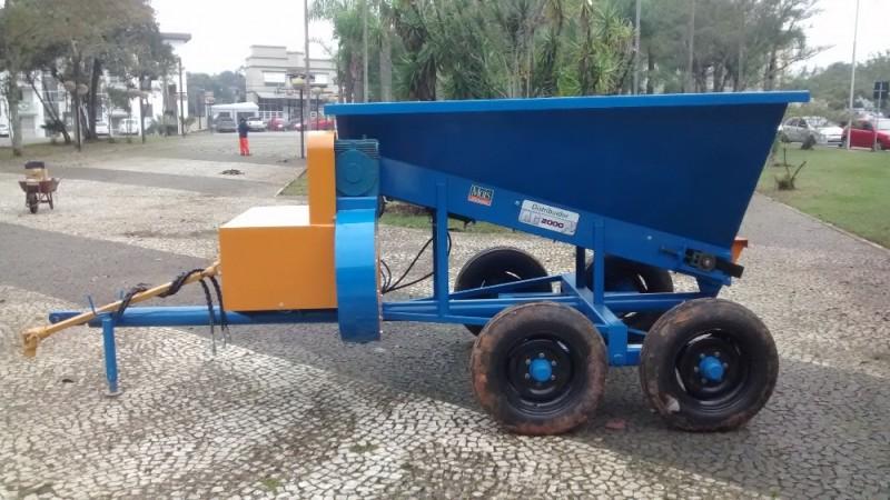 Bananicultores recebem maquinário agrícola do Governo Municipal