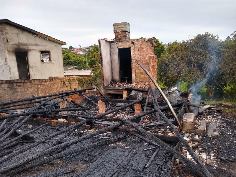 Casa é destruída durante incêndio no bairro Ana Maria