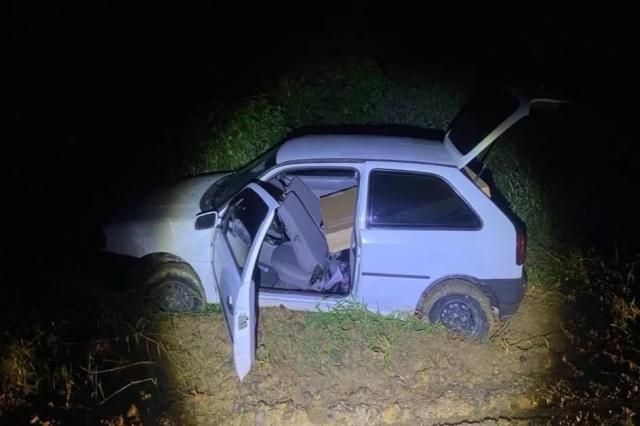 Fotos: criminosos invadem loja, furtam televisões e fogem da polícia em alta velocidade