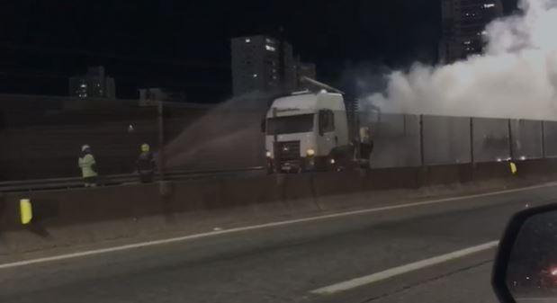 Bombeiros combatem incêndio de grandes proporções na BR-101
