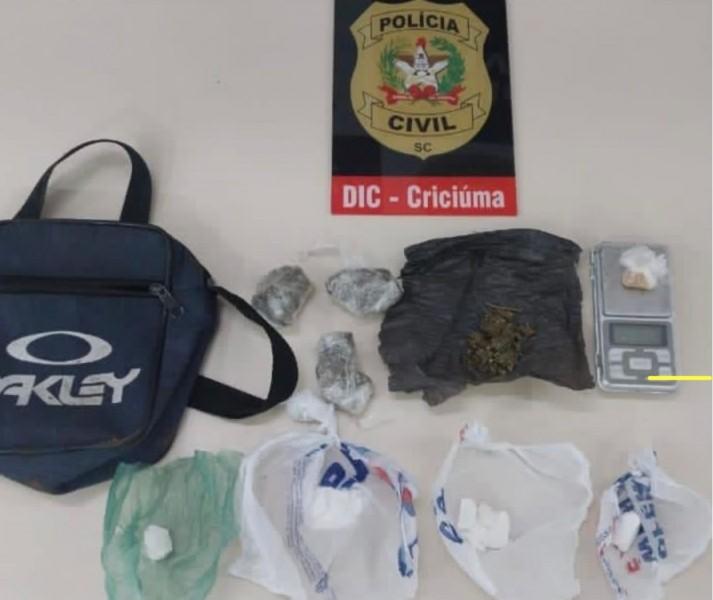 Polícia Civil apreende drogas escondidas em campo de futebol