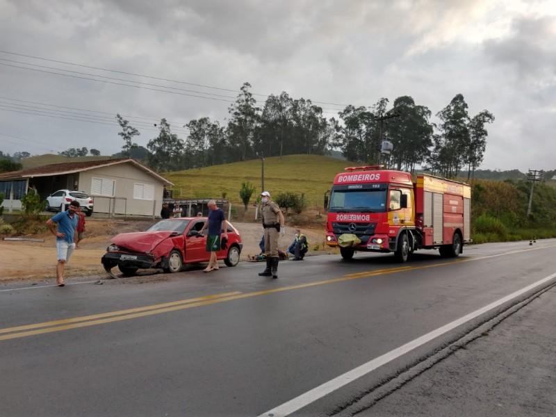 Colisão entre carro e caminhão deixa duas pessoas feridas em Gravatal