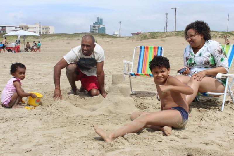 Há poucas horas do início do Verão, famílias aproveitam orla do Rincão