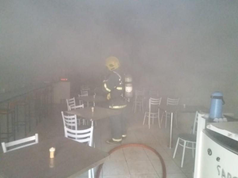 Incêndio atinge restaurante no Centro de Içara