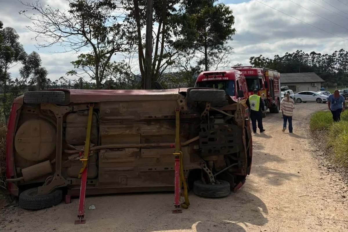 Condutora é encaminhada ao hospital após perder controle da direção e tombar veículo