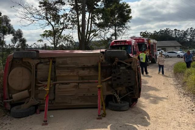 Condutora é encaminhada ao hospital após perder controle da direção e tombar veículo