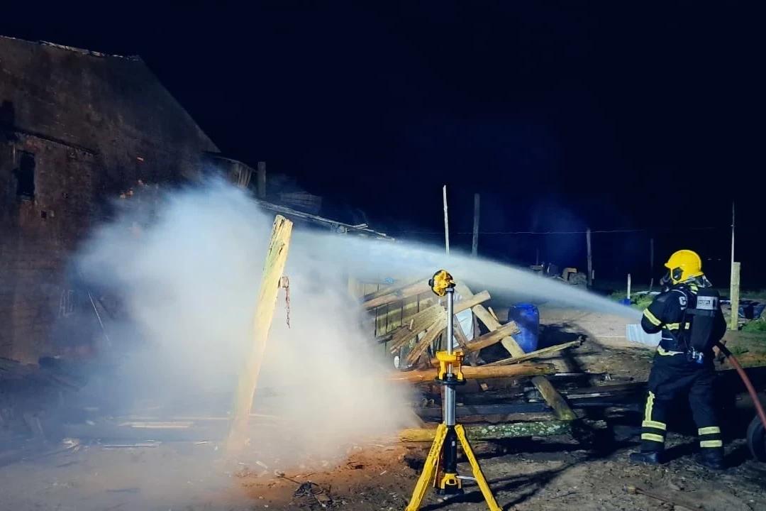Fotos: estufas de fumo são atingidas por incêndios na mesma noite