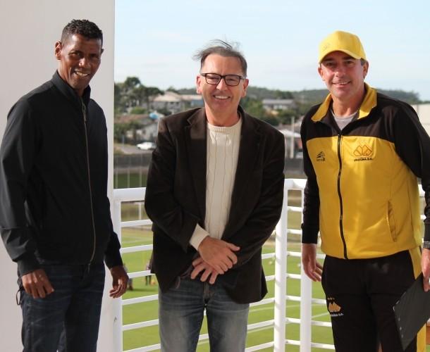 Tetracampeão mundial Aldair visita o CT Antenor Angeloni