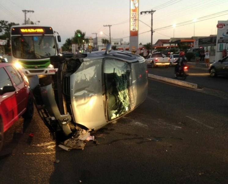 Condutora colide na traseira de carro estacionado e capota em avenida 