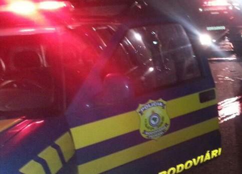 Dois policiais e dois civis são atropelados na BR-101