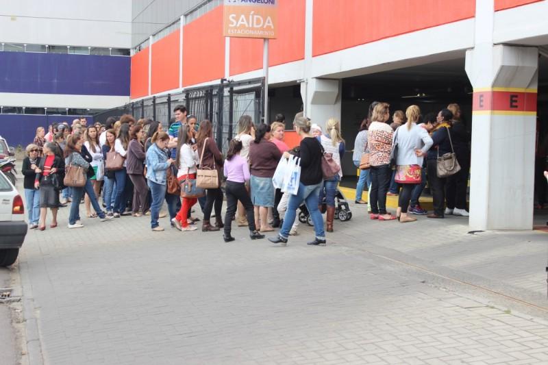 Bazar do Idoso promovido por supermercado reúne dezenas de pessoas 