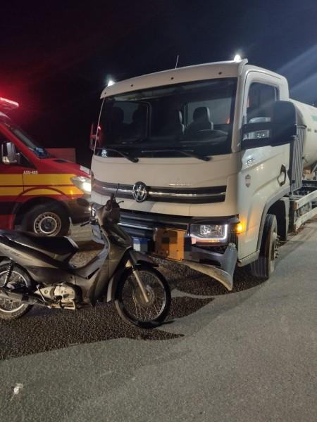 Motociclista fica gravemente ferida após colisão contra caminhão em Orleans 