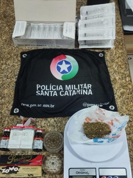 Policiais encontram maconha em carro emplacado em Criciúma e conduzido por jovem sem CNH