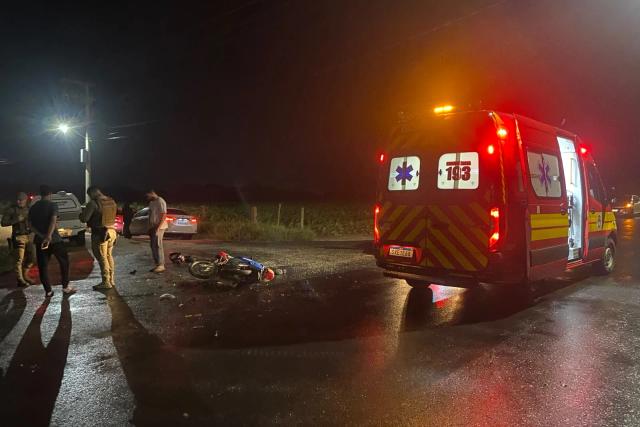 Mulher sofre fratura exposta após colisão entre motocicleta e caminhão