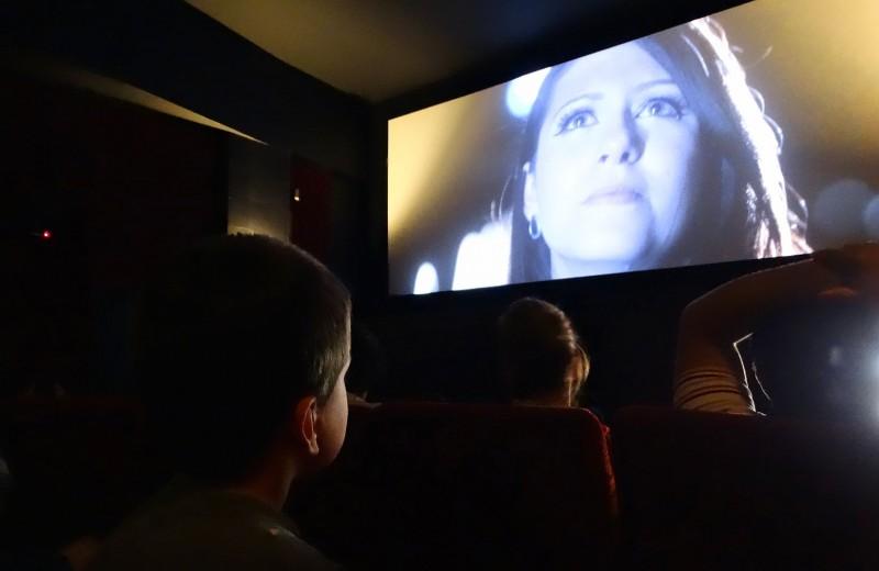 Entidades são beneficiadas com sessão de cinema especial