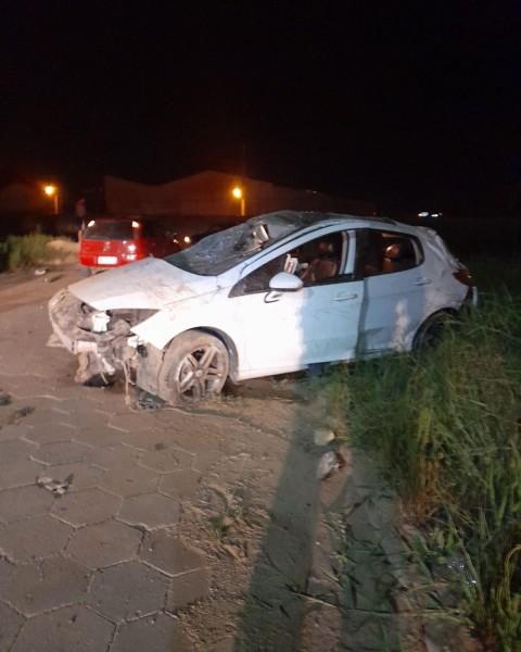 Motorista capota carro em Sangão