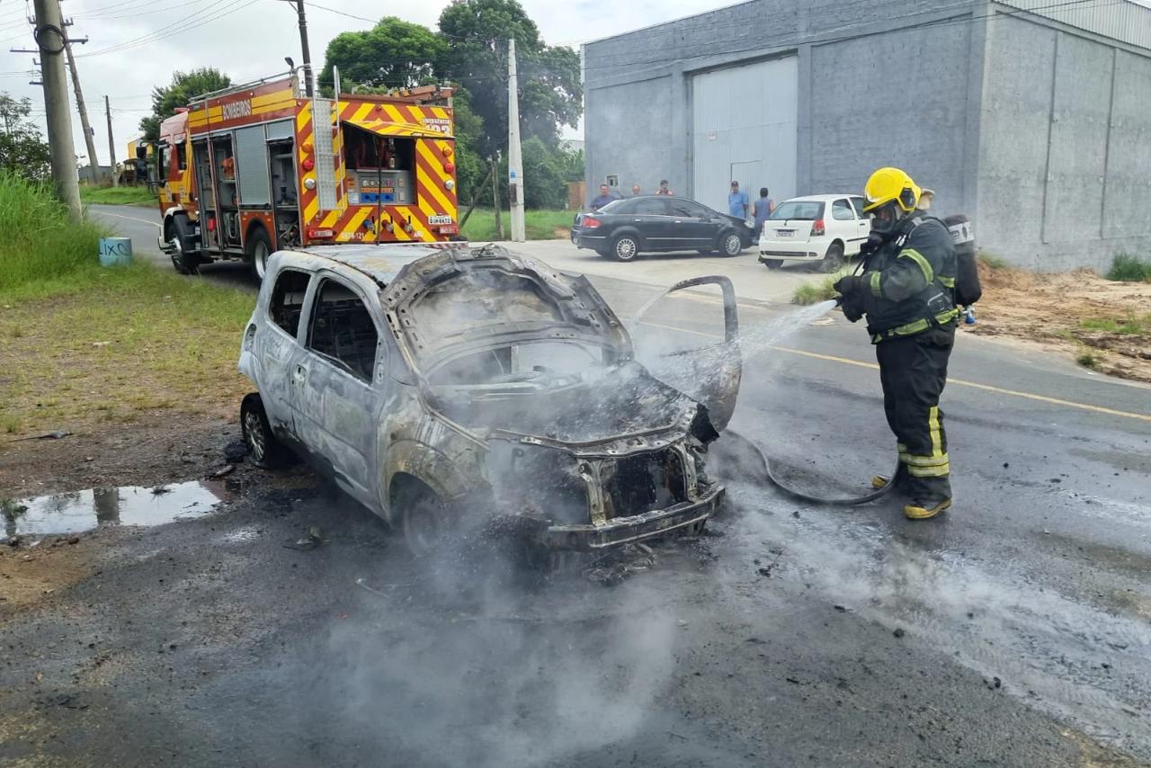 Carro é destruído por incêndio em Araranguá
