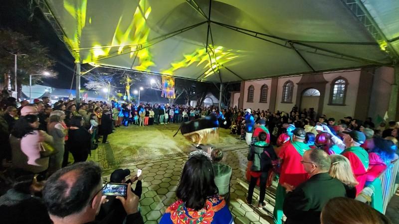 Apresentação do boi de mamão marca o segundo dia do Festival das Etnias