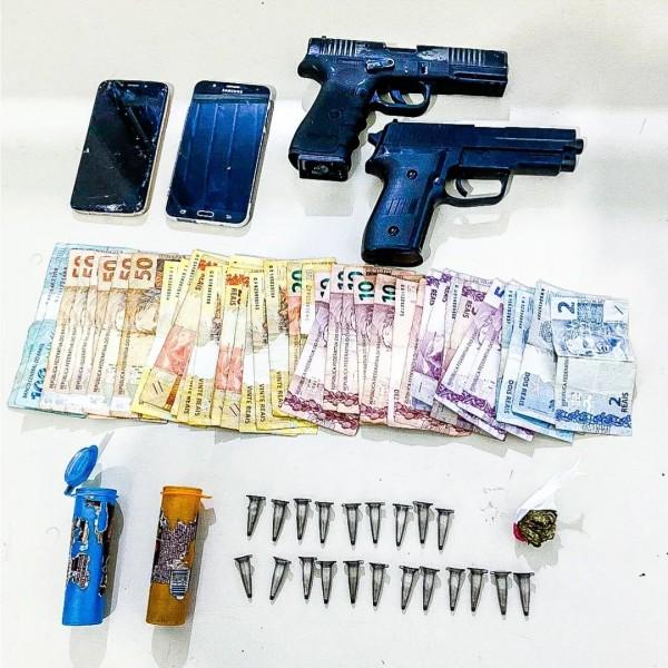 PM apreende cocaína, pés de maconha, dois simulacros de arma de fogo e dinheiro 