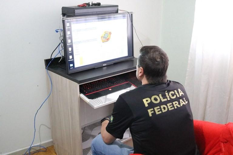 Polícia Federal prende homem com material pornográfico infantojuvenil em Criciúma