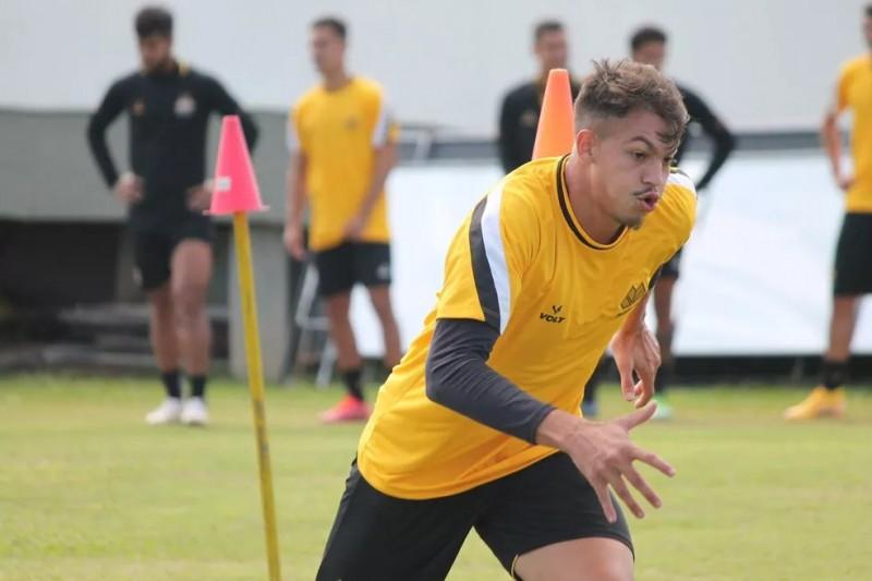 Após lesão na posterior da coxa, zagueiro Zé Marcos está à disposição de Cláudio Tencati 