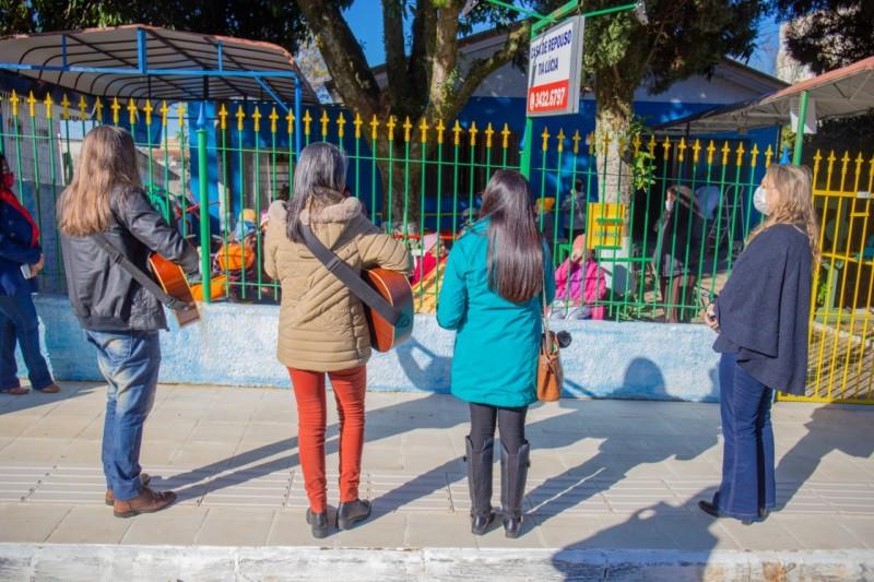 Fundação Cultural de Içara leva música aos idosos da Casa de Repouso Tia Lúcia