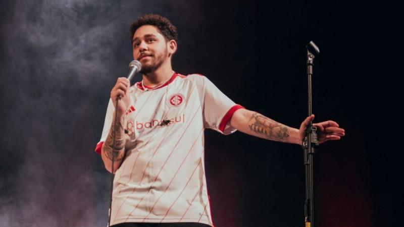 Em turnê pelo Brasil, comediante Gio Lisboa se apresenta no Teatro Elias Angeloni em Criciúma