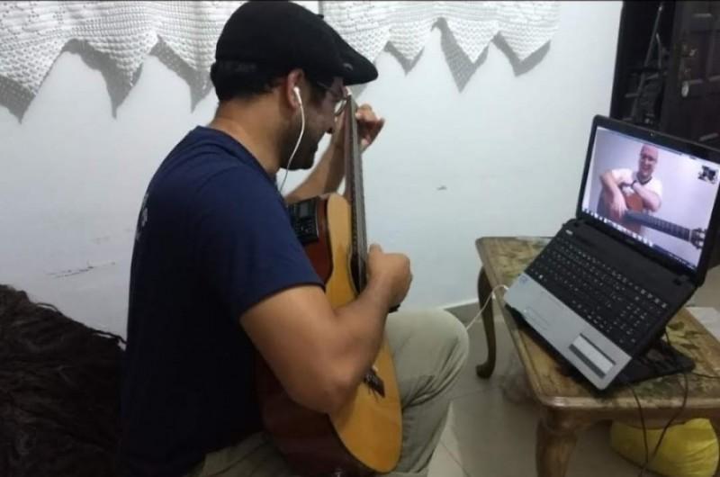 Professor de violão clássico e popular adapta aulas durante pandemia
