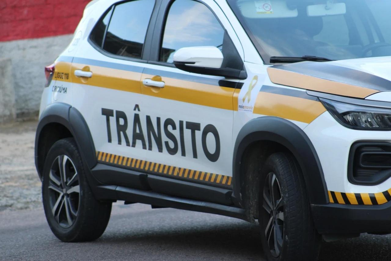 Motoristas são notificados durante fiscalização de caminhões acima de dez toneladas em Criciúma