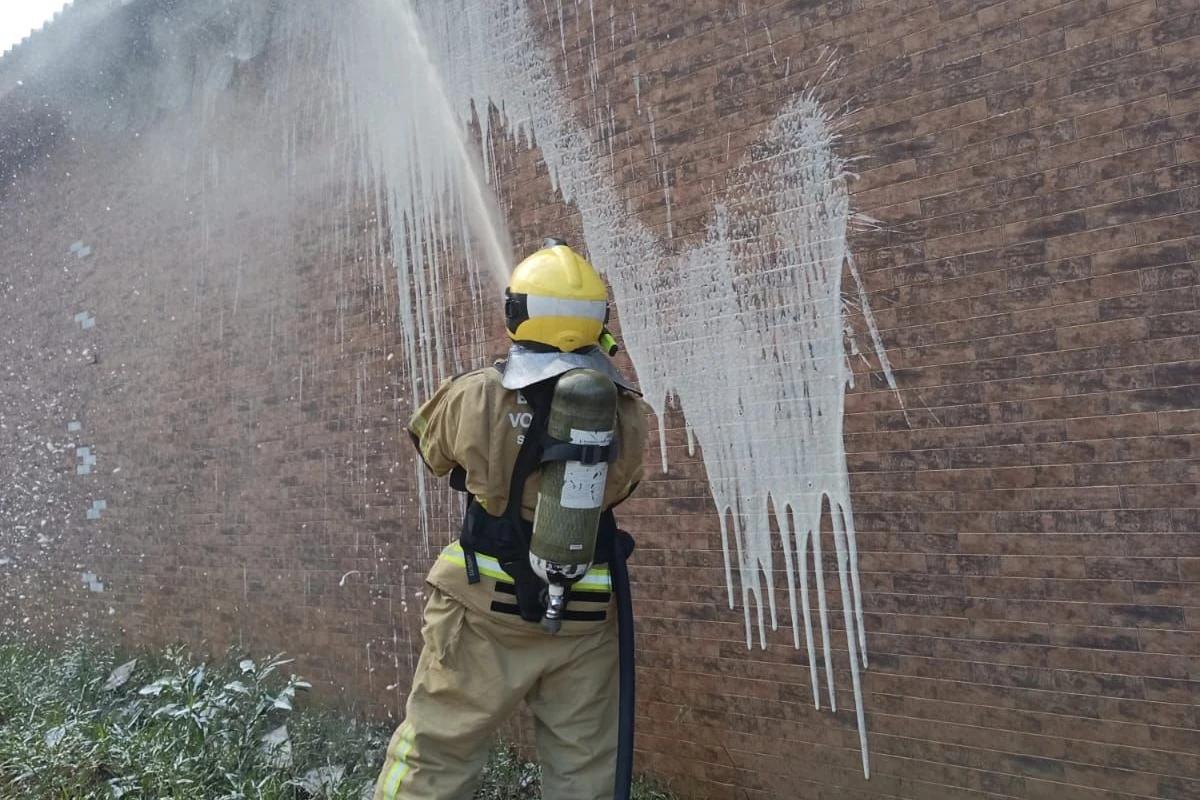 Trabalhador é hospitalizado após inalar fumaça durante incêndio em empresa