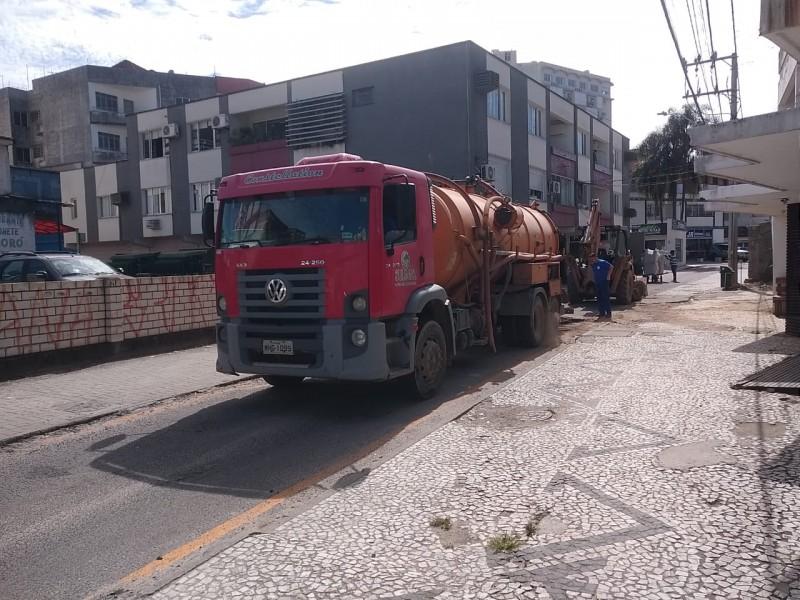 Rua Cônego Miguel Giaca está interrompida para manutenção na rede de esgoto 