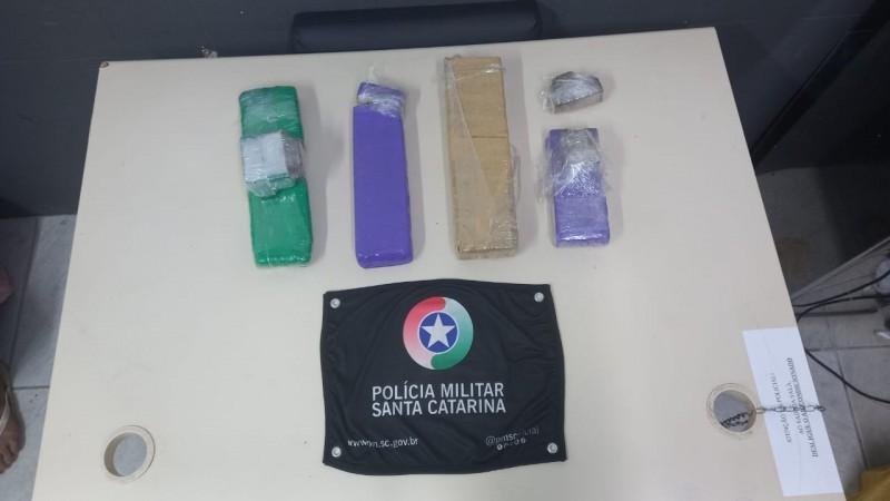 PM apreende três quilos de maconha com adolescente