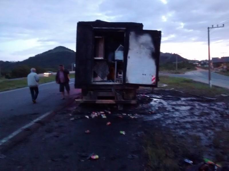 Caminhão que voltava da Festa das Etnias pega fogo na BR-101