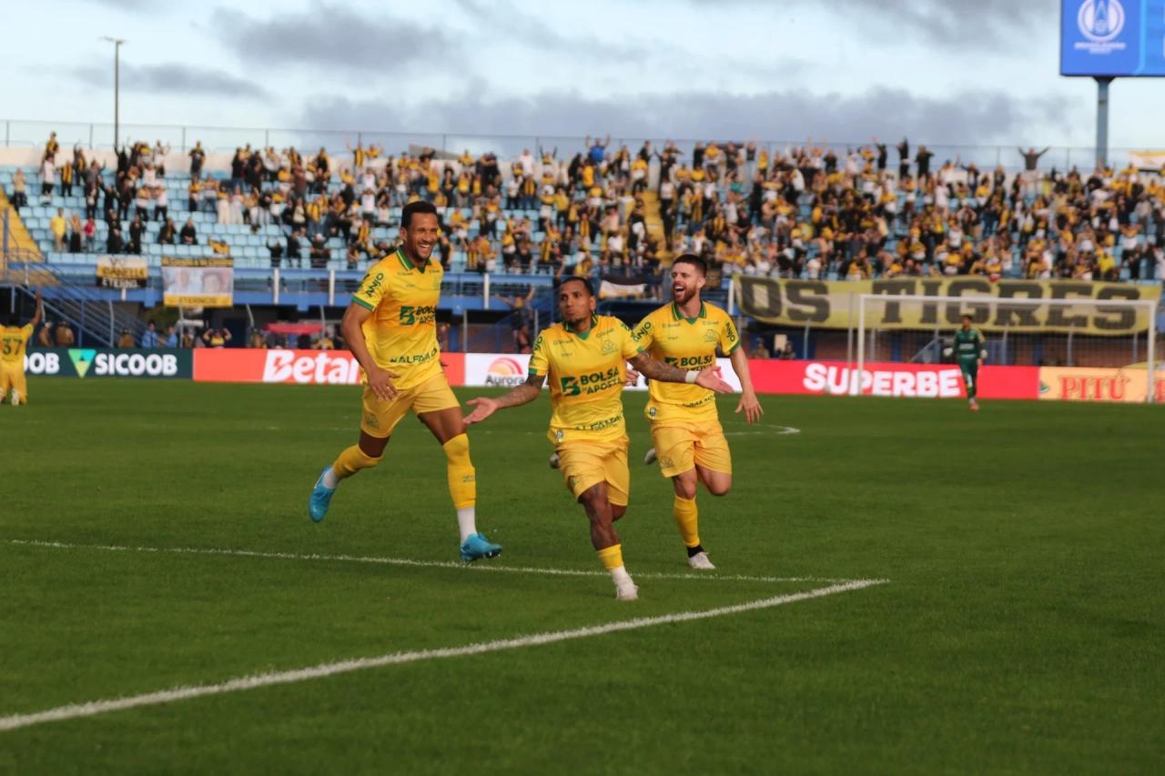 Com golaço de Otero, Criciúma vence clássico na Ressacada e cola no G6 da Série B