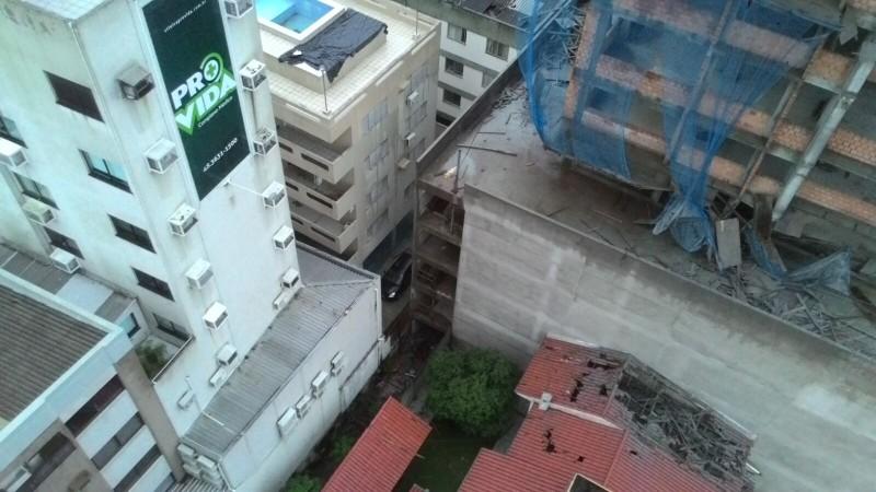 Parte de prédio em construção desaba