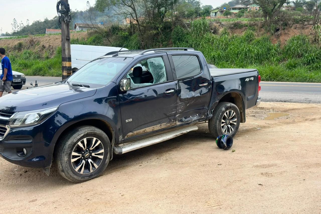 Motociclista fica gravemente ferido em colisão com caminhonete