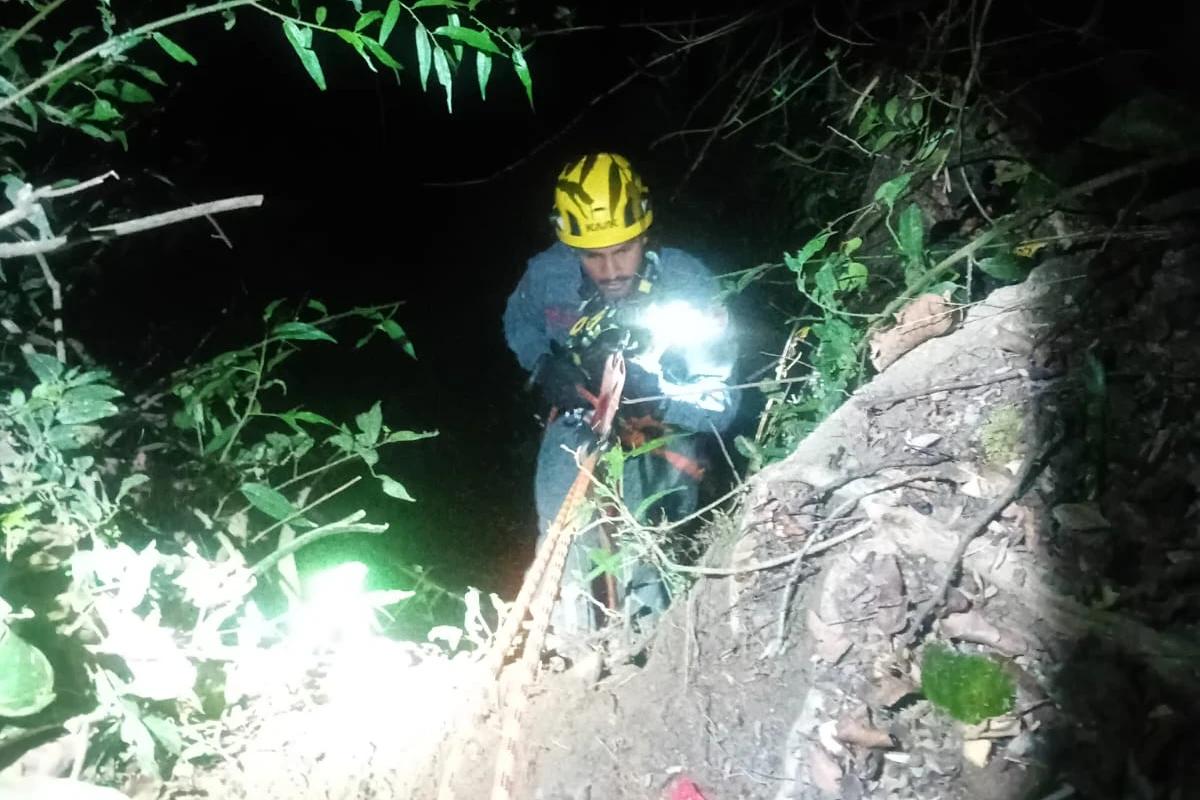 Homem diz ter sido jogado em barranco por colegas de bar e é resgatado pelos bombeiros