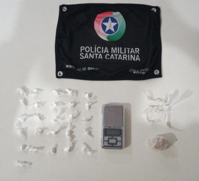 Polícia Militar apreende crack e cocaína no bairro Manaus em Criciúma